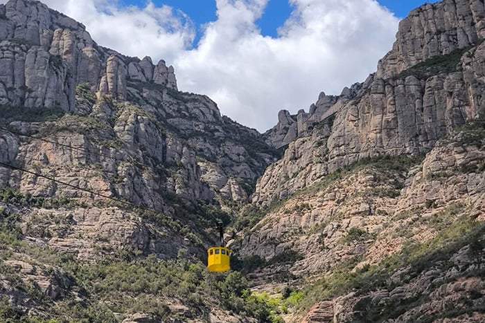 Barcelona: Montserrat em grupo pequeno com comboio e teleférico