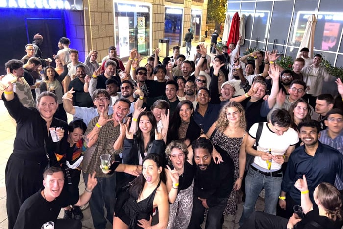Tour a piedi serale di Barcellona con pass VIP per i club