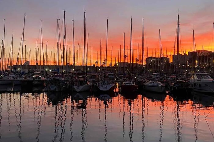 Barcelona: Private sailing experience, excursions lasting 2h