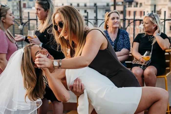 Barcellona: Lezione di salsa sul tetto con sangria senza fondo