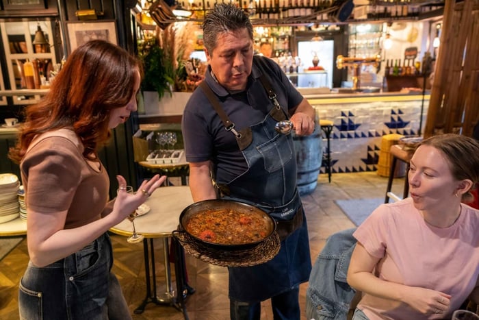 Kleingruppentour durch Barcelonas Seitenstraßen mit Tapas und Wein