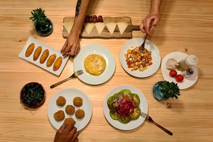 Barcelona: Spanish Tapas Cooking Class with Wine