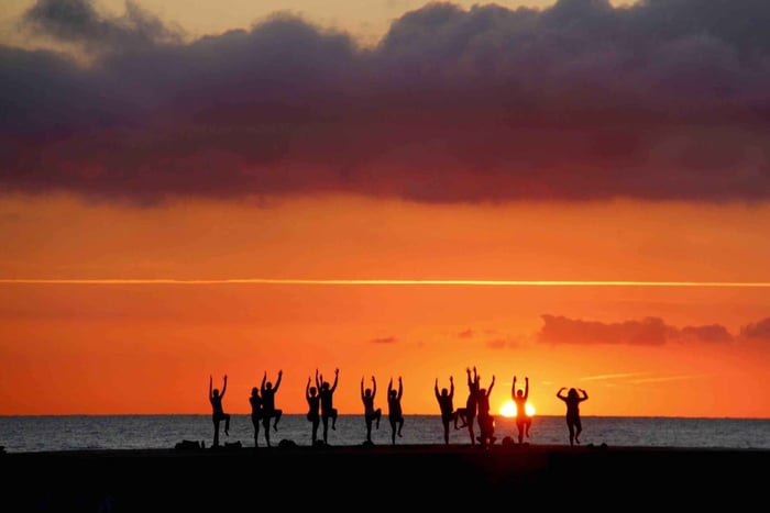 Barcelona: Auringonnousun jooga meren rannalla ja aamukylpy