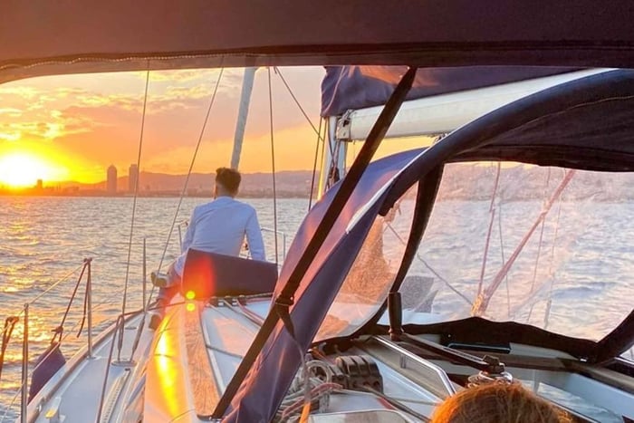 Barcelona: Boottocht bij zonsondergang met cava en hapjes