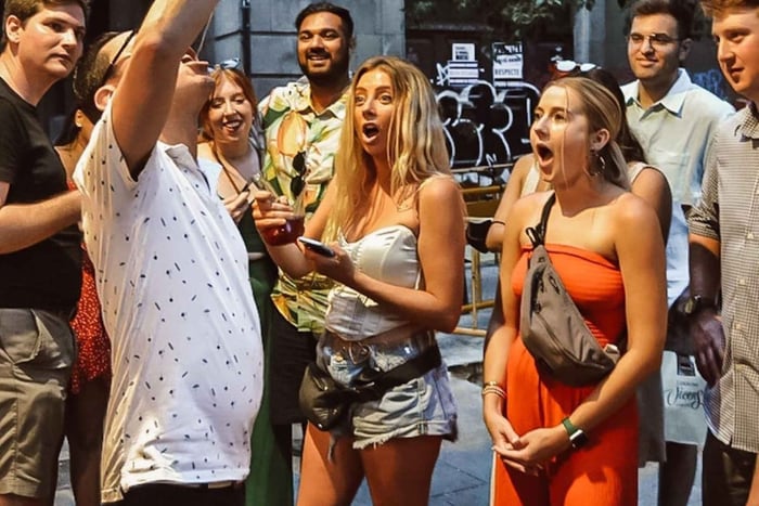 Barcelona: Excursão a pé pelas tapas com comida, vinho e história