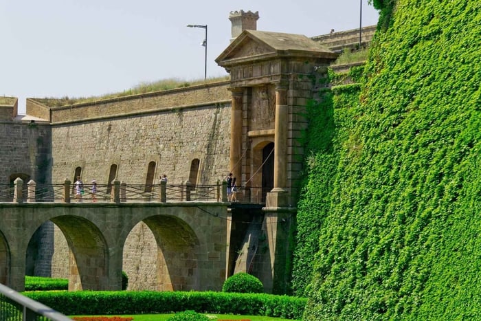 Barcelona: Excursão a pé com o Castelo de Montjuic e Teleférico