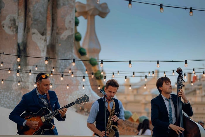 Visita notturna alla Casa Batlló con musica dal vivo sulla terrazza sul tetto