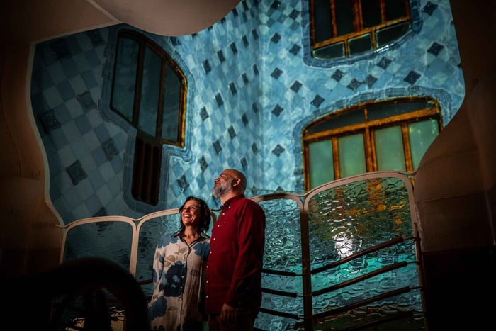 Visita noturna à Casa Batlló com drinque de boas-vindas