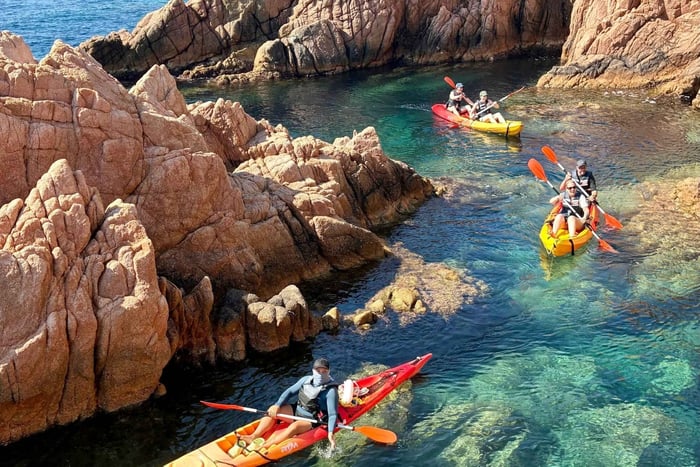 Kayak y esnórquel en la Costa Brava desde Barcelona (grupo pequeño)