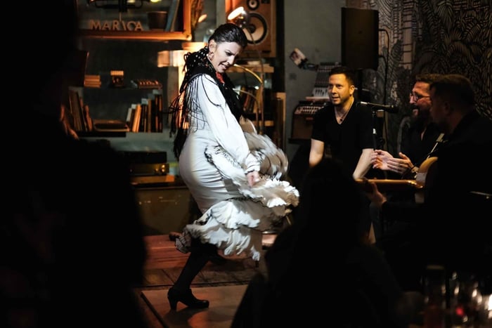 illallinen, jossa on flamenco-esitys, aitoa laulamista ja tanssia