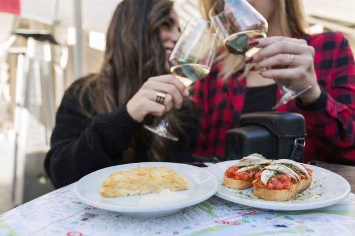 Tour a pie nocturno por la zona de Gaudí con tapas