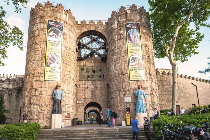 Audioguida di Montjuïc con biglietto opzionale per il Poble Espanyol