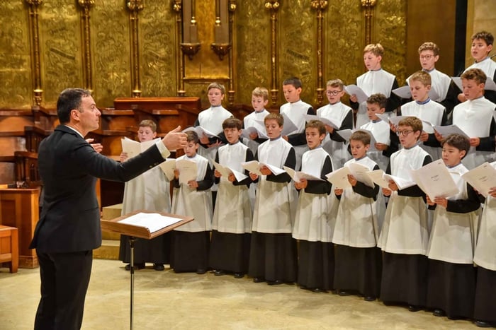 Ingresso para o Mosteiro de Montserrat com o Coro de Meninos da Escolania