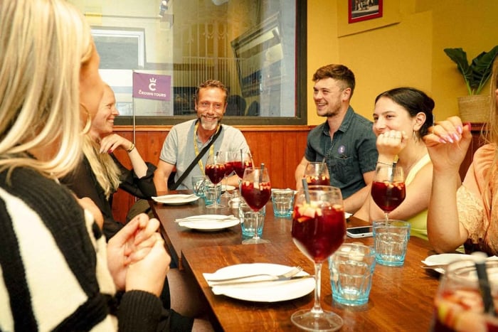 Geführte Führung zu den versteckten Schätzen, Tapas und Getränken der Altstadt