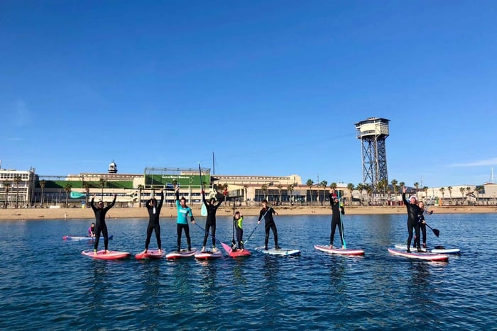 Barcellona: tour in paddle surf lungo la spiaggia con snorkeling e guida