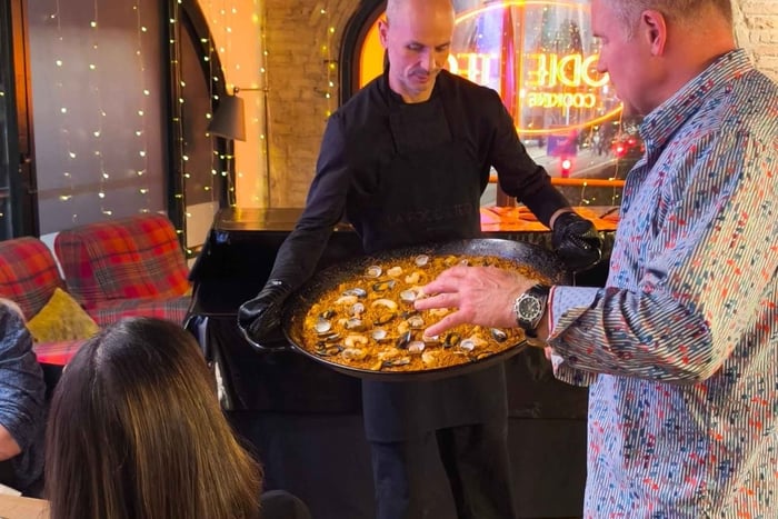 Clase de cocina prémium: paella y tapas españolas en un loft