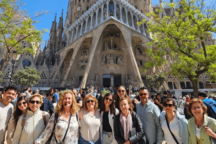 Sagrada Familia Exterior Tour with Local Guide