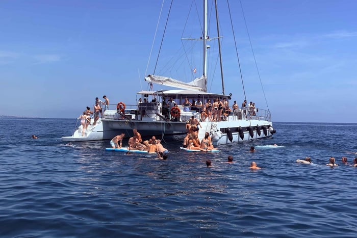 Barcellona: navigazione+nuoto+tapas + INGRESSO GRATUITO IN DISCOTECA
