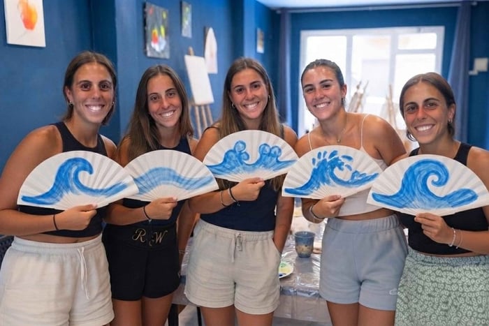 Barcellona: pittura su ventaglio spagnolo o maglietta con bevande