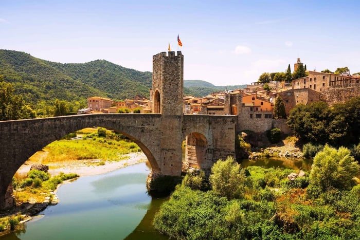 Vanuit Besalú & Middeleeuwse steden tour met ophaalservice vanaf je hotel