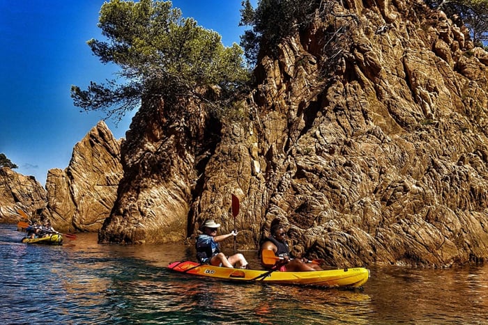 Barcelone : excursion sur la Costa Brava avec kayak et plongée avec tuba dans le lagon