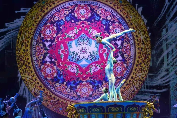 Acrobatic Show and Peking Duck Dinner