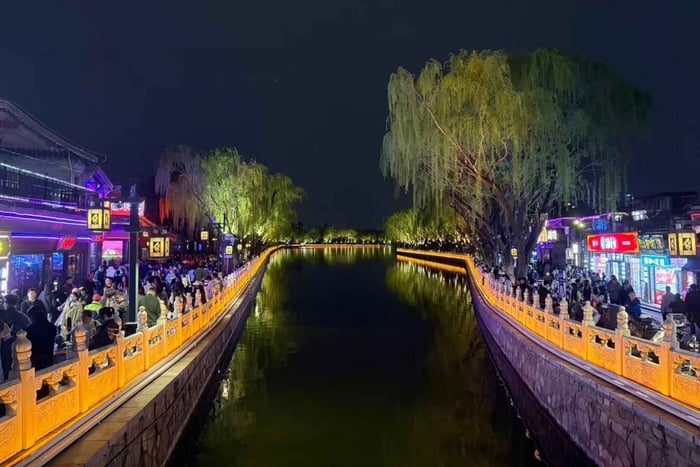 北京の古い胡同を夜に散策：地元の文化と夜景