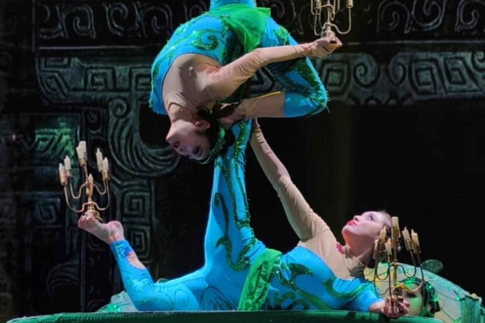 Qinlegong Acrobatics Show & Local Guide (CBD)
