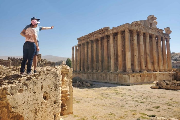 Baalbek-tempels en Ksara-grotten met pick-up, gids, toegang + lunch