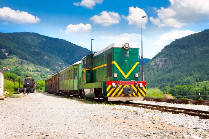 Passeio de trem na ferrovia Sargan Eight e montanha Tara