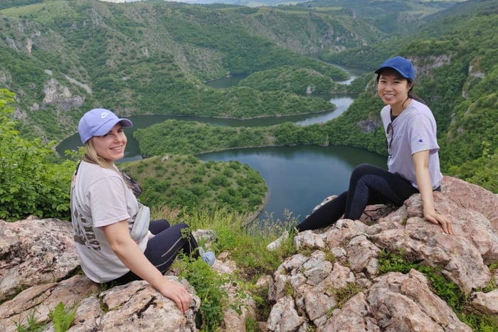 Serbia: Uvacin kanjonikierros jääluolalla ja veneajelulla