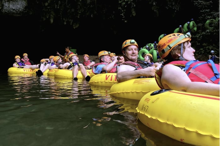 Belize: passeio de boia cruzando grutas com transporte de ida e volta