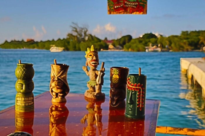 Caye Caulker: Tiki Bar Pontoon Boat Cruises