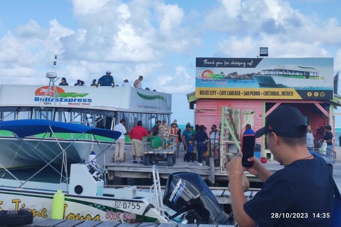 Z hotelu w San Ignacio do Caye Caulker / van + prom