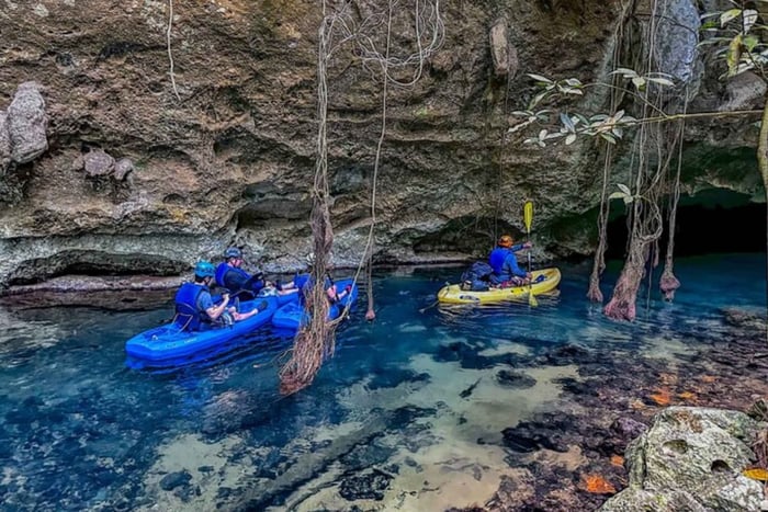 avventura in kayak nella grotta Blue Hole nella giungla