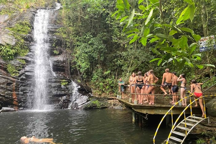 Placencia: Mergulho em Cachoeira na Selva em Terreno Particular (sem caminhada)