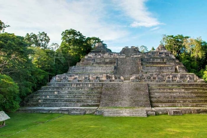 ベリーズシティ：マヤ寺院探検、洞窟チューブ、ジップライン
