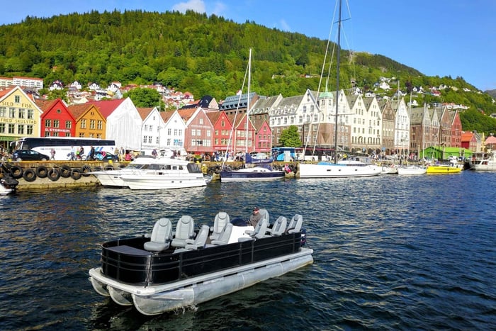 Paseo en barco turístico por la ciudad de Bergen en un pontón de lujo