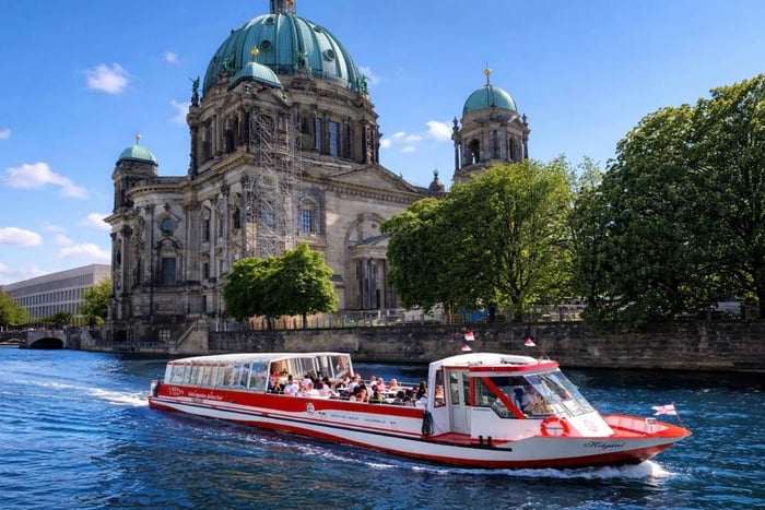 1-Hour Spree Panorama Boat Tour with Guide (DE/EN)
