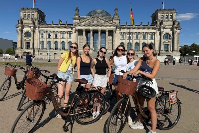 Berlin: 3.5-hour bike tour – A journey through time in the capital