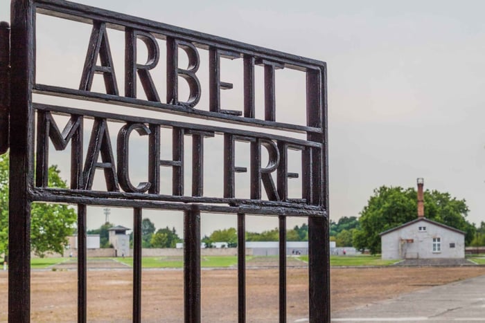 Berliini: bussikierros Sachsenhauseniin, East Side Galleryyn ja Berlin Story Bunkeriin