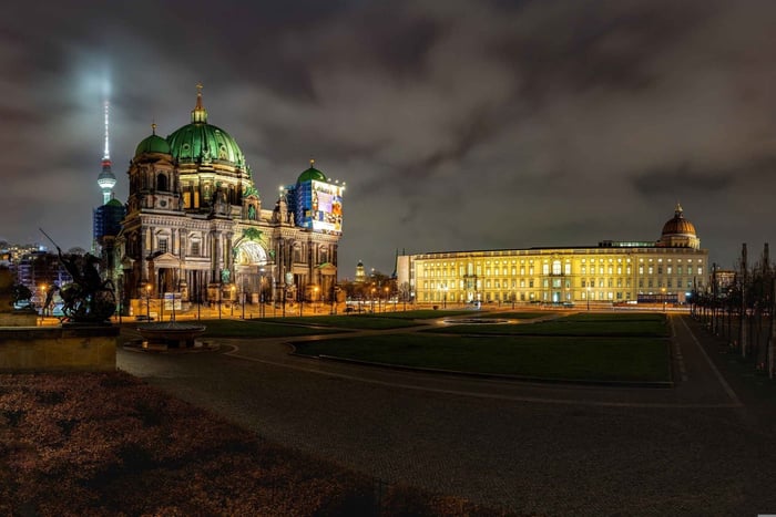 Berlin: City tour at night with illuminated sights