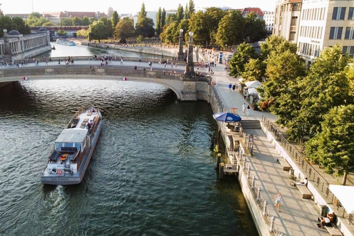 Berlin: Evening Sightseeing River Cruise on the Spree