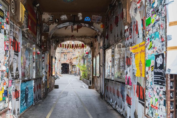 Berlín: Visita guiada a pie por los patios traseros ocultos