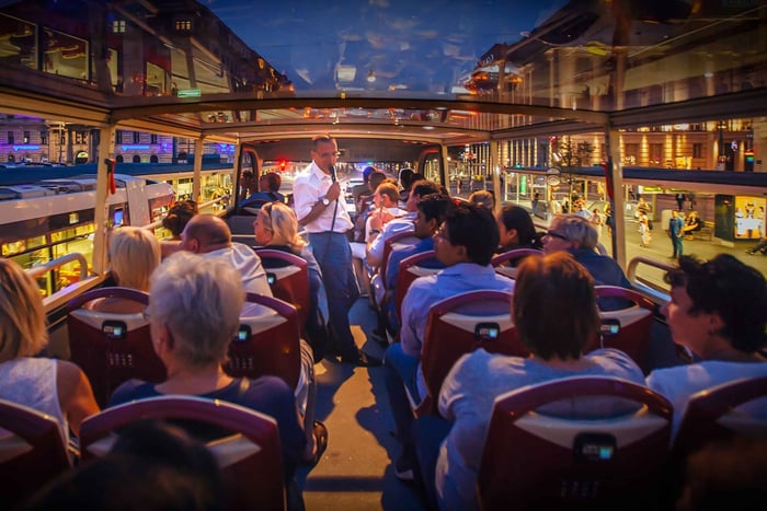 Berlin: Live-Guided Evening Sightseeing Tour by Open-top Bus