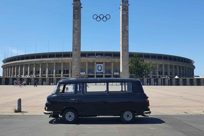 Berlin: Private 2-Hour Sightseeing Tour in Classic GDR Van