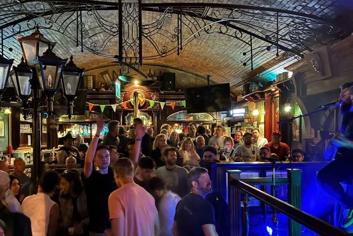 Berlin: Pub Crawl & Party with Free Shots & VIP Club Access