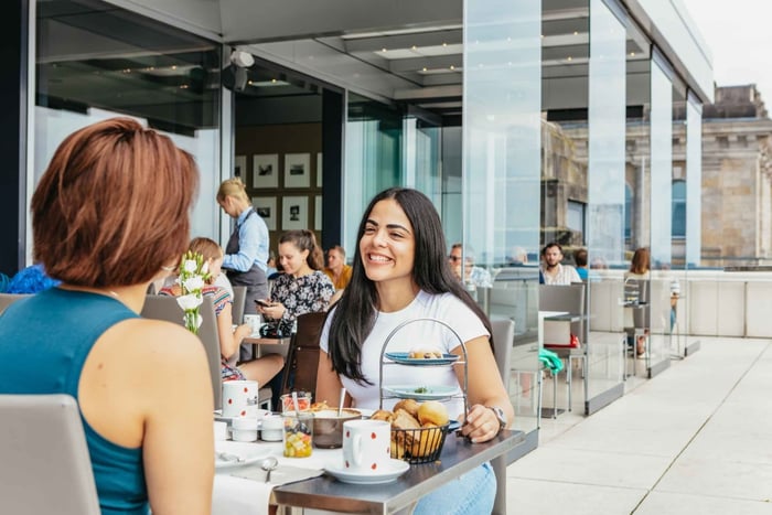 Berliini: Käfer Restaurant Reichstagissa aamiainen katolla.