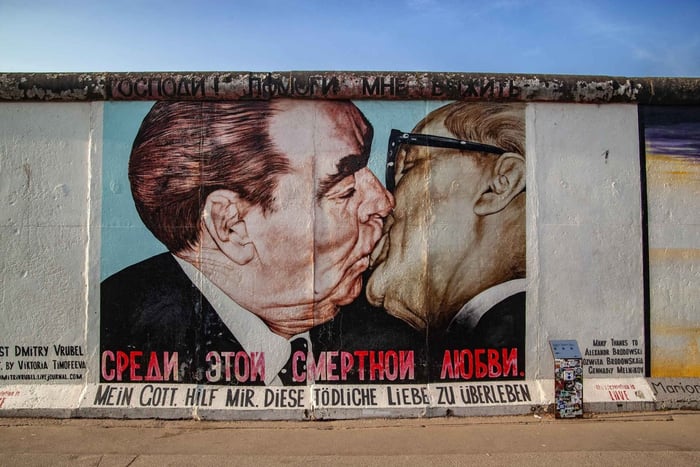 Berlin Wall: Short History & Art Tour at the East Side Gallery