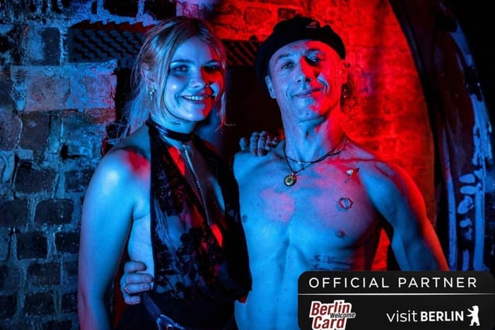 Tour hinter die Kulissen eines Kinky-Clubs mit Champagner